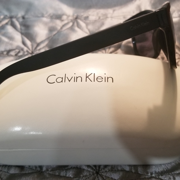 NEW Calvin Klein sunglasses - Picture 3 of 4